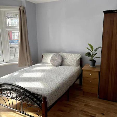 Modern 5 Bedroom Family House - 18 Mins To Station Londyn Zewnętrze zdjęcie