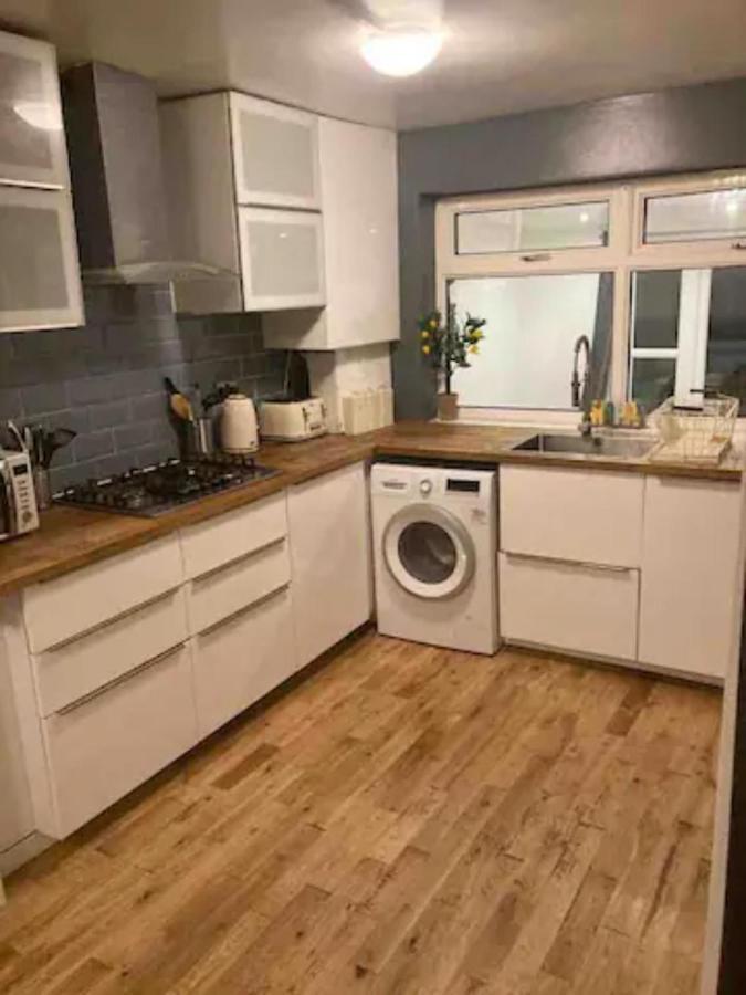 Modern 5 Bedroom Family House - 18 Mins To Station Londyn Zewnętrze zdjęcie