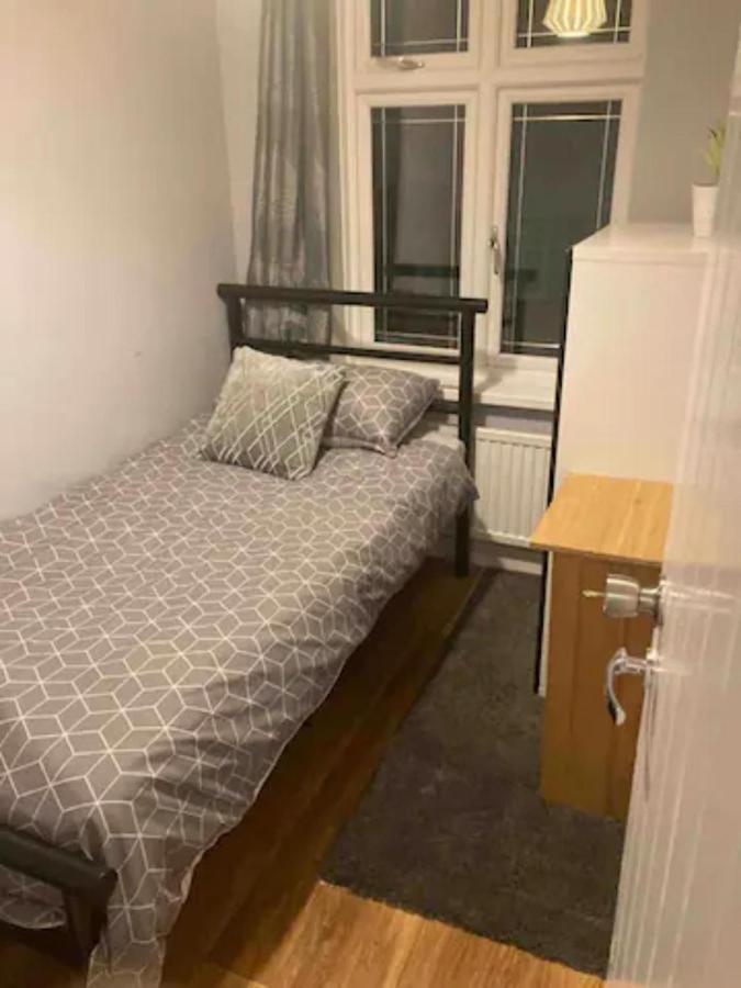 Modern 5 Bedroom Family House - 18 Mins To Station Londyn Zewnętrze zdjęcie