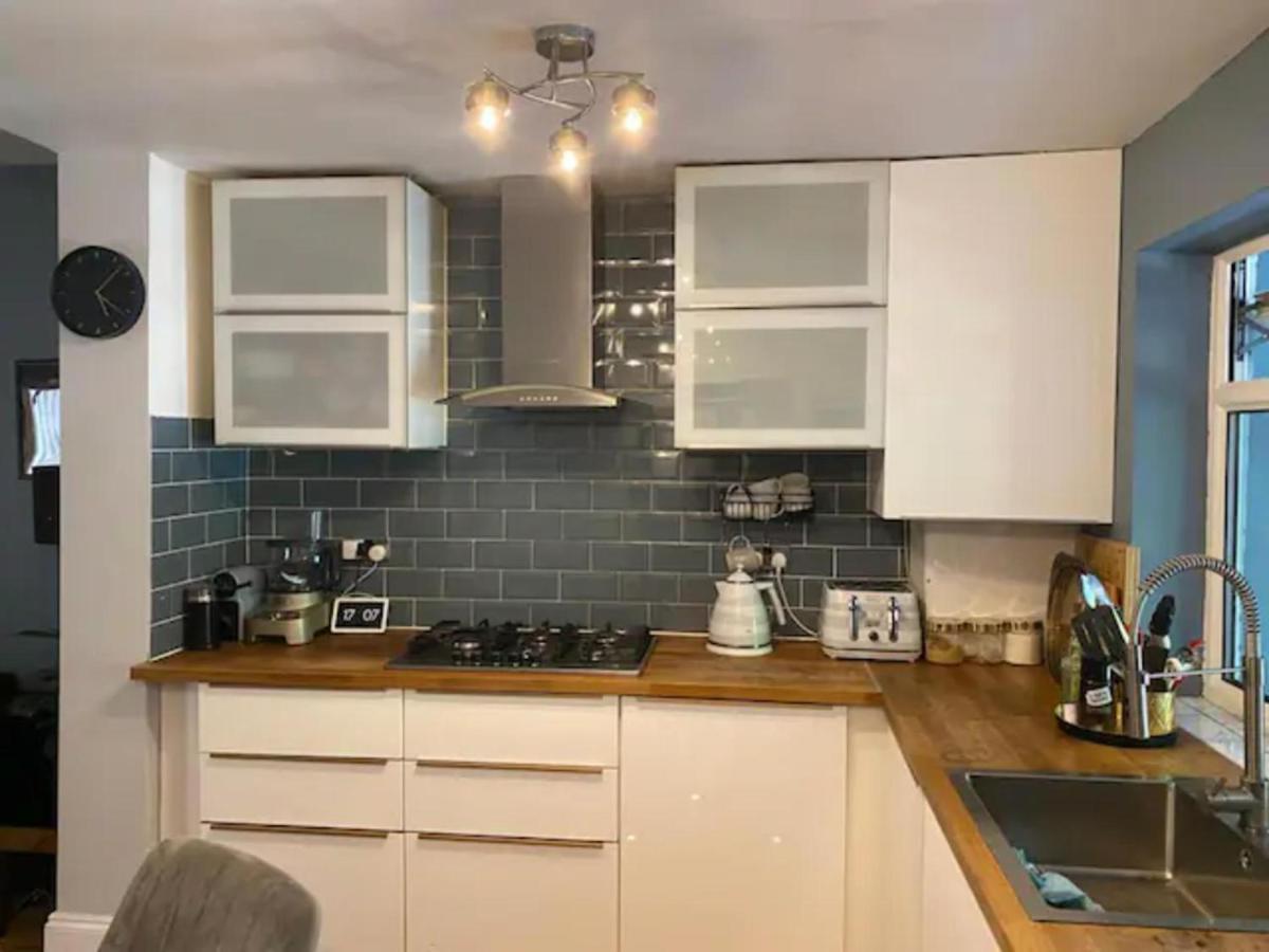 Modern 5 Bedroom Family House - 18 Mins To Station Londyn Zewnętrze zdjęcie