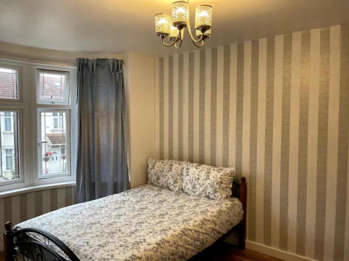 Modern 5 Bedroom Family House - 18 Mins To Station Londyn Zewnętrze zdjęcie