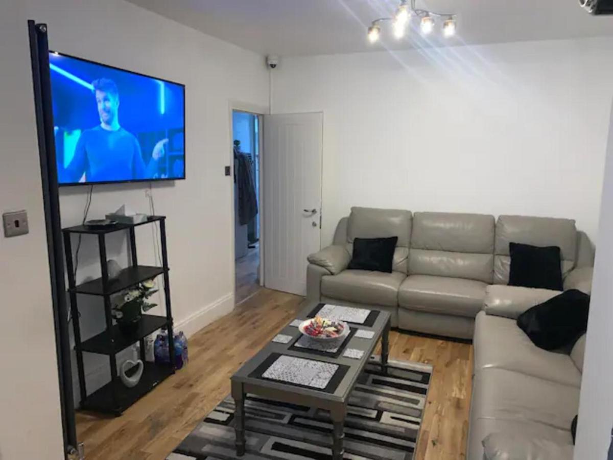 Modern 5 Bedroom Family House - 18 Mins To Station Londyn Zewnętrze zdjęcie